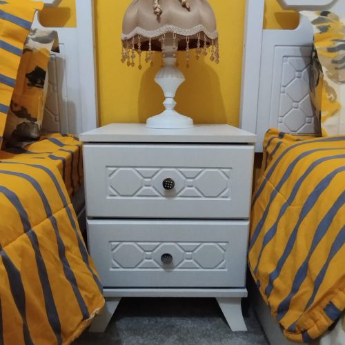 دو عدد تخت یه نفره ، دو عدد تشک فنری ،به همراه یه میز دراور و پاتختی