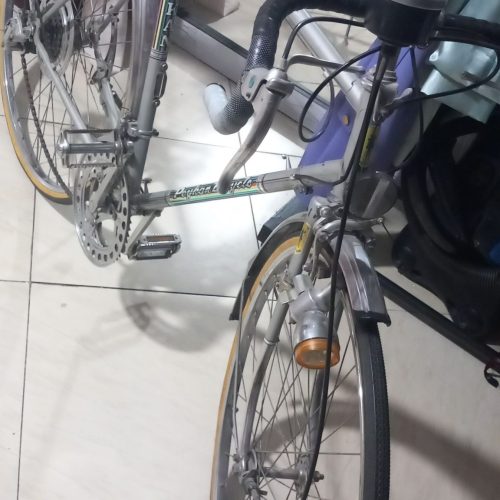 خیلی عالی قدیمی عتیقه هست دوچرخه قدیمی