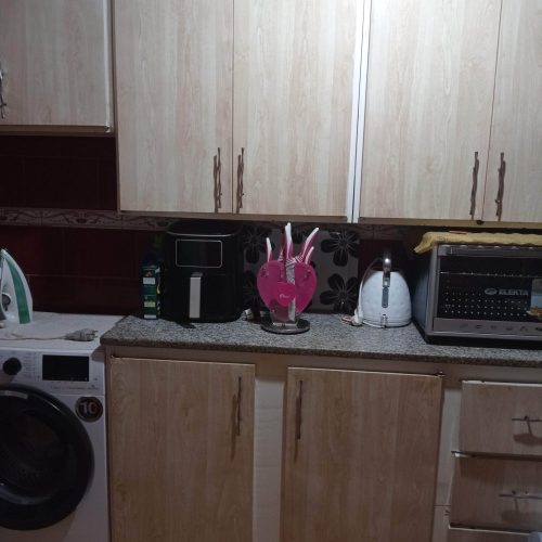 کابینت فلزی کرم رنگ همراه با سینک و هود نو