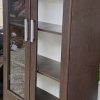 کتابخانه و میز کامپیوتر