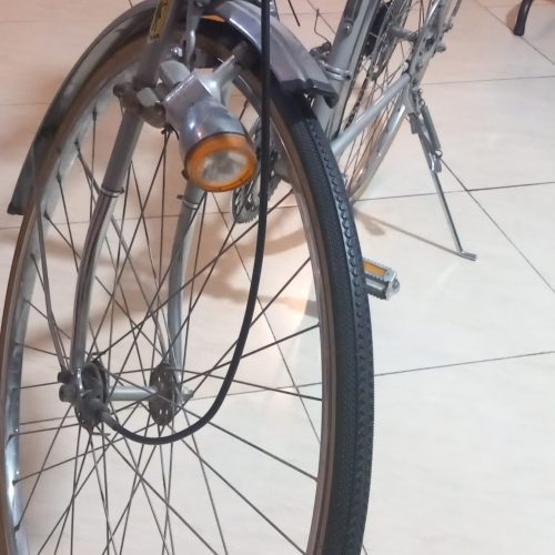 خیلی عالی قدیمی عتیقه هست دوچرخه قدیمی