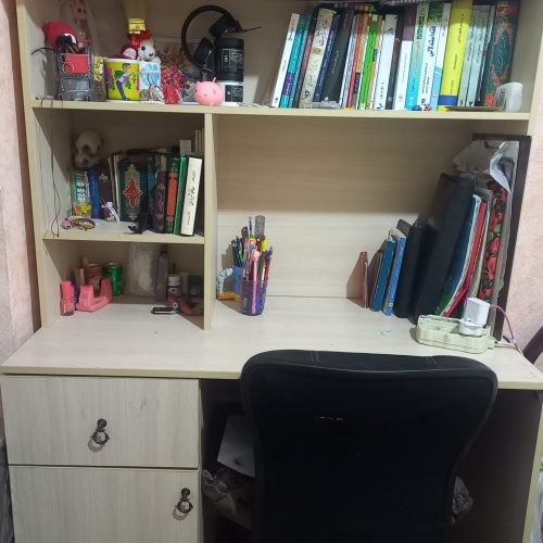 میز صندلی به همراه کتابخانه