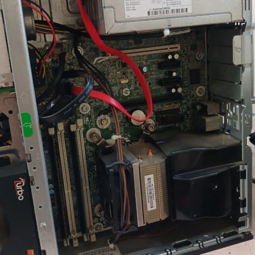 مانیتور ای سوز 22اینچ و مینی کیس دیدی آر تیری در حد نو با تمام لوازم