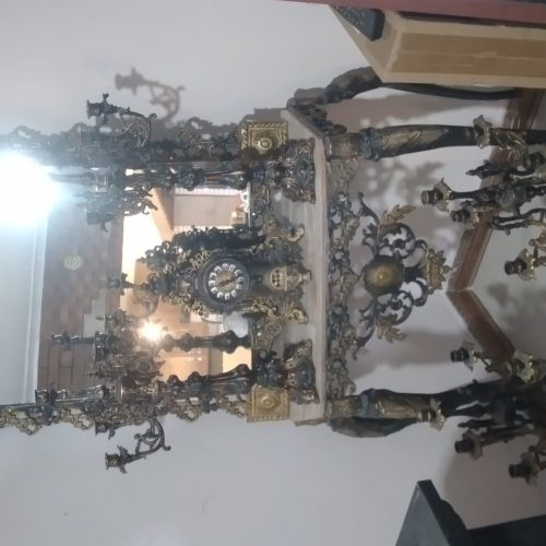 ساعت‌های بزرگ تزئینی.یکعددائینه شمعدان بزرگ به همراه چهار عدد شمعدان بزرگ ویک عدد آباژور بزرگ ایستاده