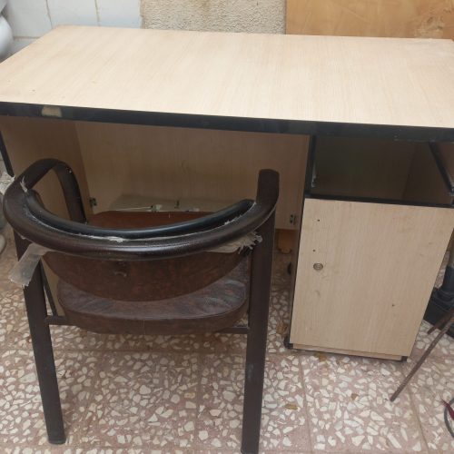 میز مطالعہ و کامپیوتر