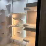 ویترین پشت شیشه کیف و کفش