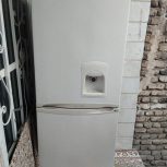 یک دستگاه یخچال دوطبقه نیمه فلیزر