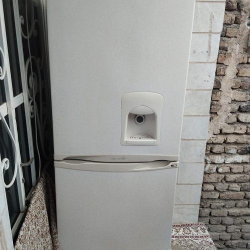 یک دستگاه یخچال دوطبقه نیمه فلیزر