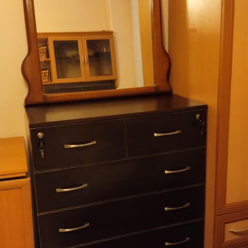 تختخواب یک نفر بسیار تمیز  و دراور با آینه00