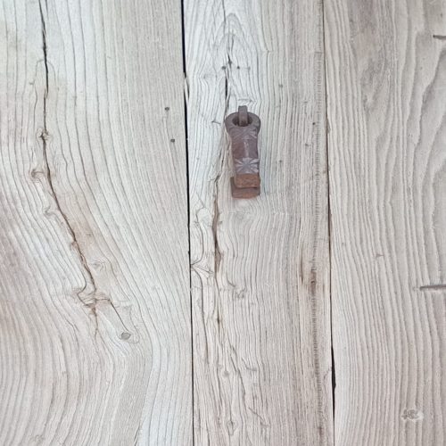 درب ورودی منزل.چوب جنگلی و قدیمی