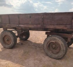 با عرض سلام  یک عدد واکن 4 چرخ قدیمی اما بدون پوسیدگی