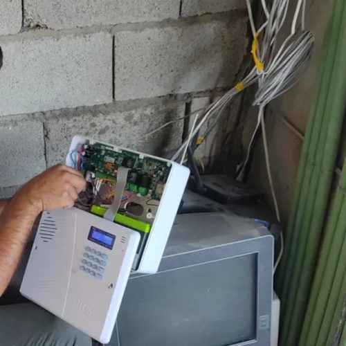 تکنسین و نصاب دوربین مدار بسته و دزدگیر اعلان سرقت