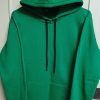 لباس هودی سبز و مشکی طرحدار و پافر دورو سفید