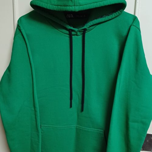 لباس هودی سبز و مشکی طرحدار و پافر دورو سفید