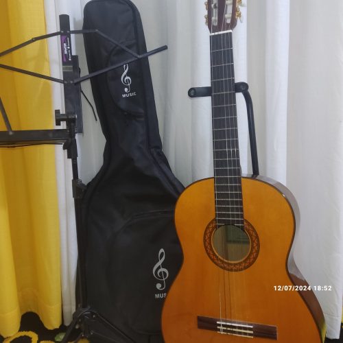 گیتارC70سی هفتاد یاماها به اضافه کیف،پایه گیتار و پایه نوت