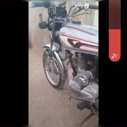 موتور 200موتور 200 کاربرات بدون روغن ریزی بدون هیچ عیبی روغن سوزی ندارد موتوریش تازه تعمیر شده دایی موتور تمیز است خودم پول لازم دارم ایرون شدم می‌خواهم بفروشم