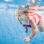 🏊‍♀️ آموزش حرفه‌ای شنا برای بانوان و کودکان دختر