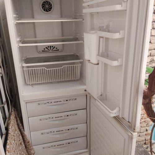 یک دستگاه یخچال دوطبقه نیمه فلیزر