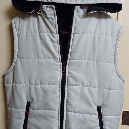 لباس هودی سبز و مشکی طرحدار و پافر دورو سفید