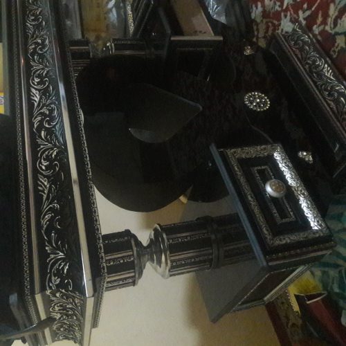 یک عدد میزتلوزیون