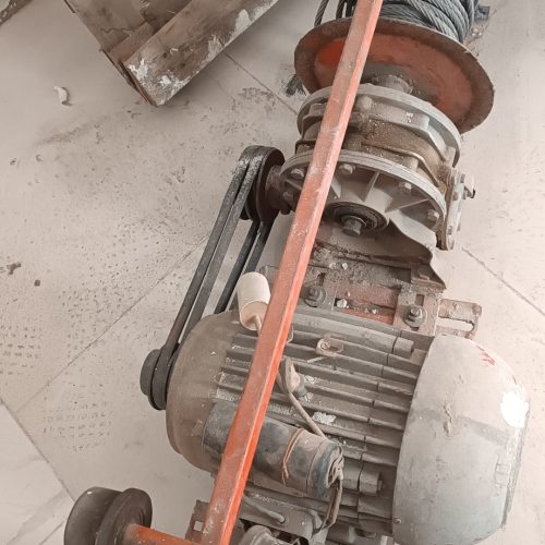 بالابر ساختمانی قدیمی سنگین و دینام بزرگ