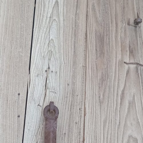 درب ورودی منزل.چوب جنگلی و قدیمی