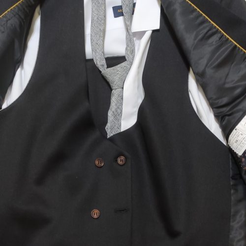 کت وشلوار کاملا سالم و نو یکبار هم استفاده نشده