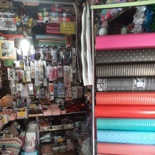 گارگر ساده اقا جوان برای کار درفروشگاه خرازی