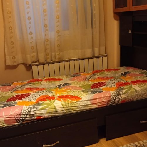 تختخواب یک نفر بسیار تمیز  و دراور با آینه00