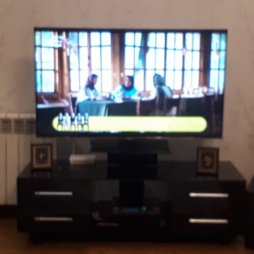 تلویزیون سونی49 اینج lcd،با میز