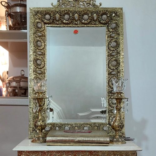 آیینه، شمعدان، میز و ساعت برنجی