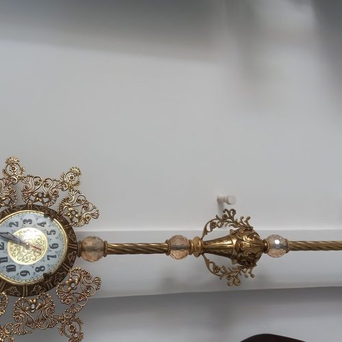 میز تلوزیون وساعت برنج ایستاده