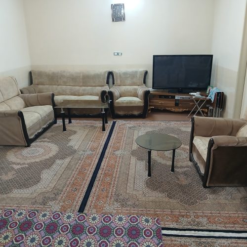 مبل 7 نفره راحتی با یک عدد جلومیزی و یک عدد عسلی