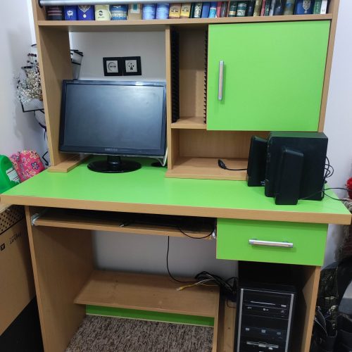 میز کامپیوتر تمیز و جادار