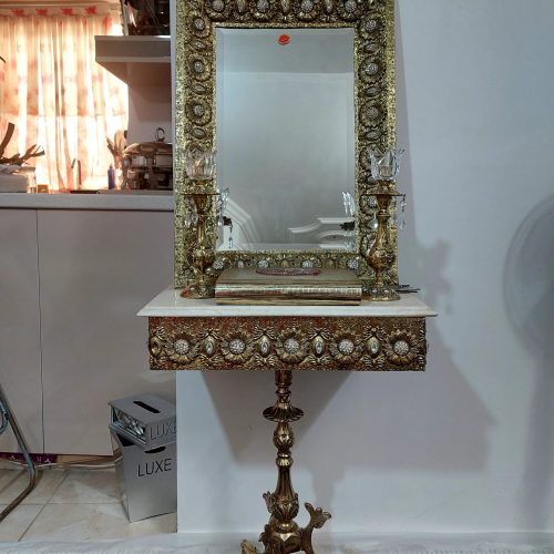 آیینه، شمعدان، میز و ساعت برنجی