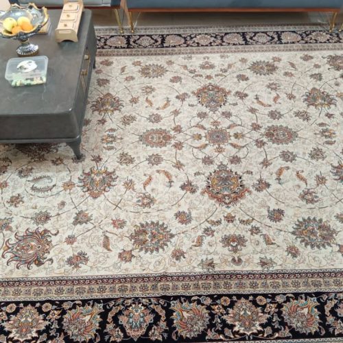 فرش کرم سرمه‌ای