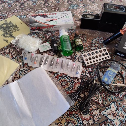 دستگاه تتو پن مدل  NEEDLE BEE 🐝.به معنای نیش زنبور به همراه کیت کامل ترانس با کیفیت و پدال و رنگ مشکی داینام