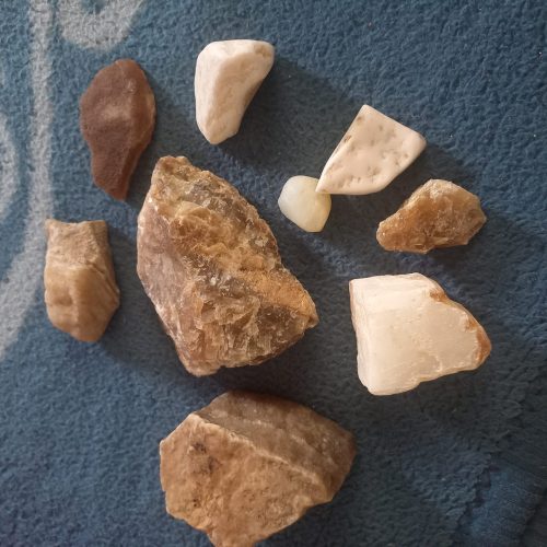 تعدادی سنگ قیمتی ونیمه قیمتی +تعدادی هم فسیل صدف دریایی برای فروش