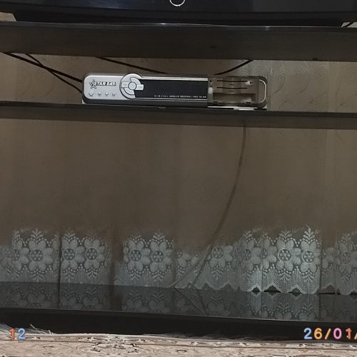 تلویزیون همراه با میز تلویزیون