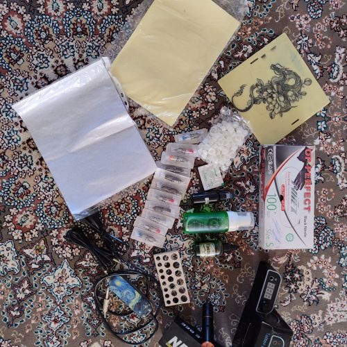 دستگاه تتو پن مدل  NEEDLE BEE 🐝.به معنای نیش زنبور به همراه کیت کامل ترانس با کیفیت و پدال و رنگ مشکی داینام