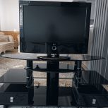 تلویزیون در حد نو همراه با میز