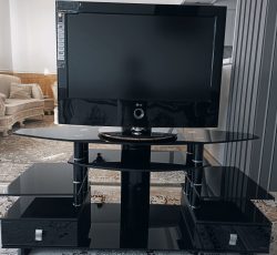 تلویزیون در حد نو همراه با میز