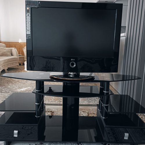 تلویزیون در حد نو همراه با میز