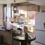 فروش فوری و توافقی کابینت کامل با جزیره به همراه اجاق گاز 4شعله، هود، سینک