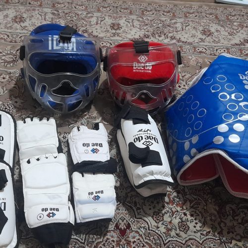 لباس تکواندو ولباس مبارزه همراه کلاه