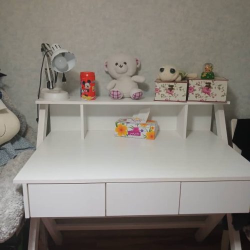 میز سفید بسیار تمیز