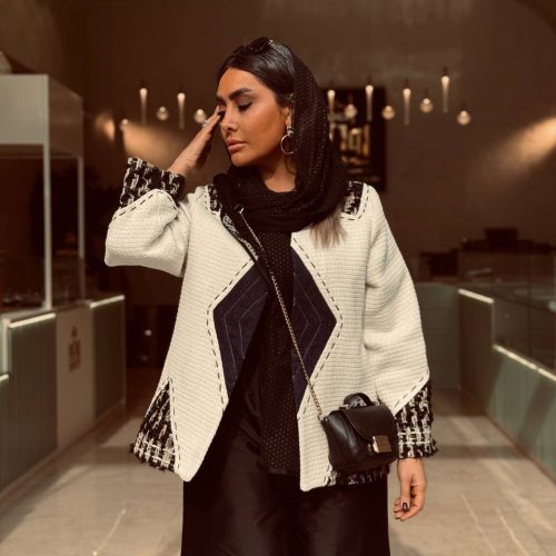 فروشنده خانم با ظاهر موجه