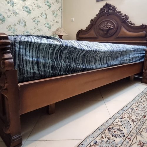 سرویس خواب چوبی و میز آرایش منبت بسیار تمیز +تشک طبی