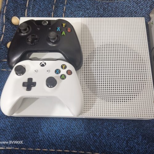 یک دستگاه ایکس باکس وان  دو دسته درحد نو