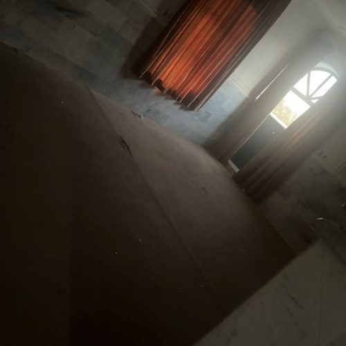 خانه ویلایی دو طبقه که طبقه دوم اجاره داده میشود.